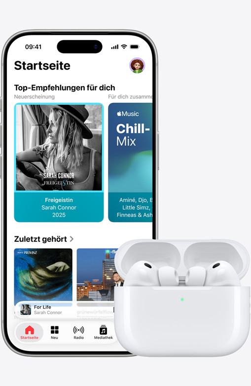 Ein iPhone 16 spielt Musik mit AirPods daneben