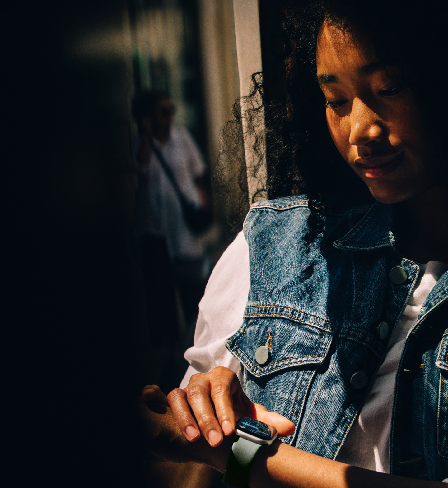 Una persona consulta Mensajes en un Apple Watch Series 11