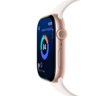 มุมมองด้านข้างของ Apple Watch Series 11 ในแบบอะลูมิเนียมสีโรสโกลด์ มองเห็นคะแนนการนอนหลับและข้อมูลไดนามิกอื่นๆ บนจอภาพ
