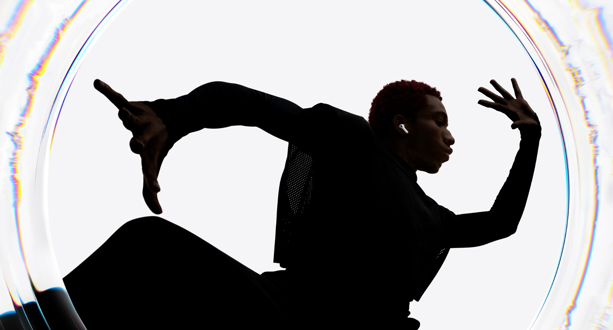 Tanssija käyttää AirPods Pro 3:a liikkuessaan musiikin tahtiin kädet levällään