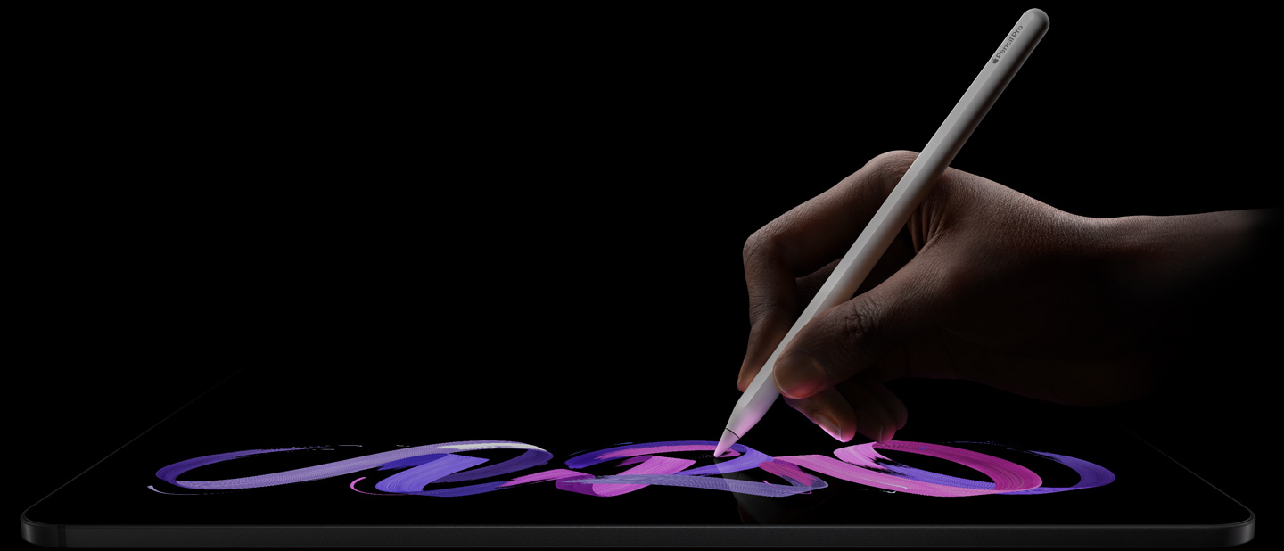 iPad Pro, Vorderansicht, Querformat, Seitenprofil, Farbe Space Schwarz, eine Hand hält den Apple Pencil Pro in Weiss und zeichnet ein abstraktes violettes und pinkes Design auf dem Display