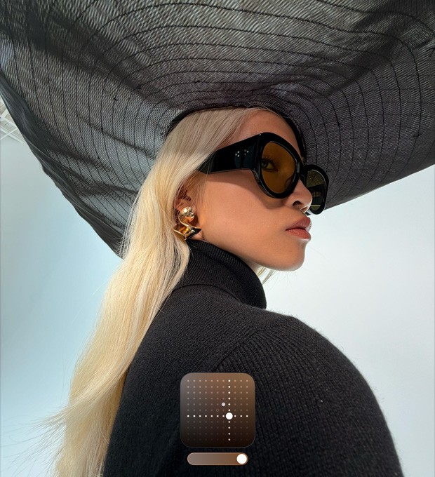 Портрет жінки в чорному капелюсі з широкими полями демонструє «Яскравий» стиль, який освітлює знімки, зроблені в умовах слабкого освітлення або нічному режимі